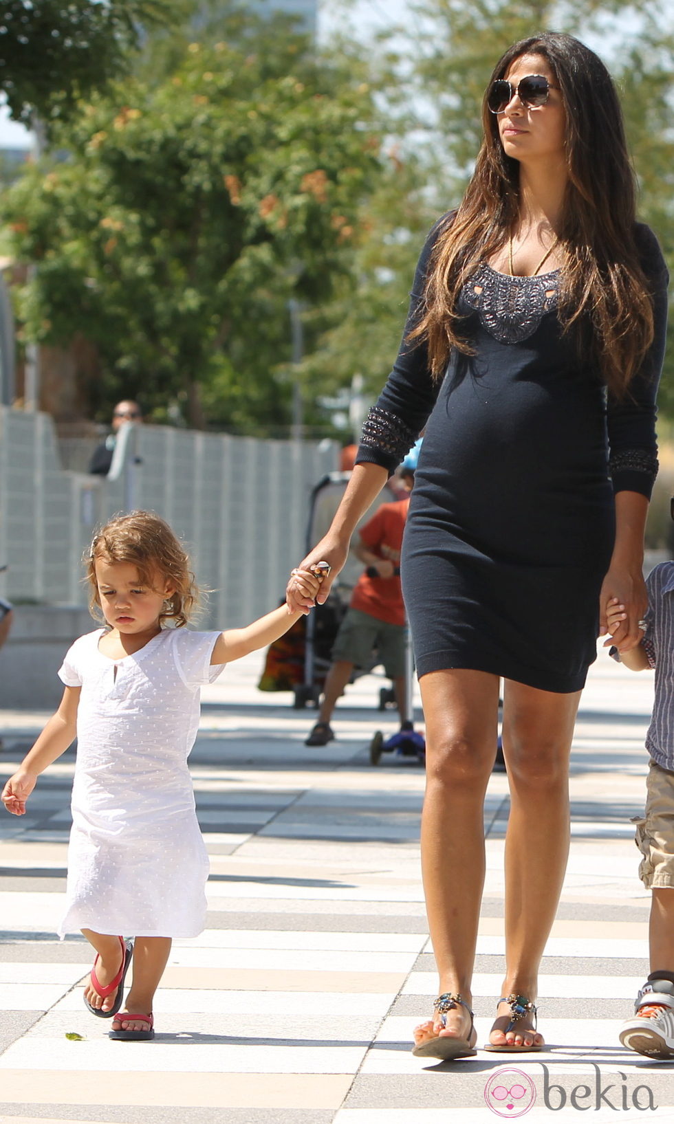 Camila Alves lleva de la mano a su hija Vida McConaughey