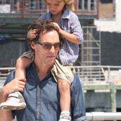 Matthew McConaughey lleva subido a su hijo Levi