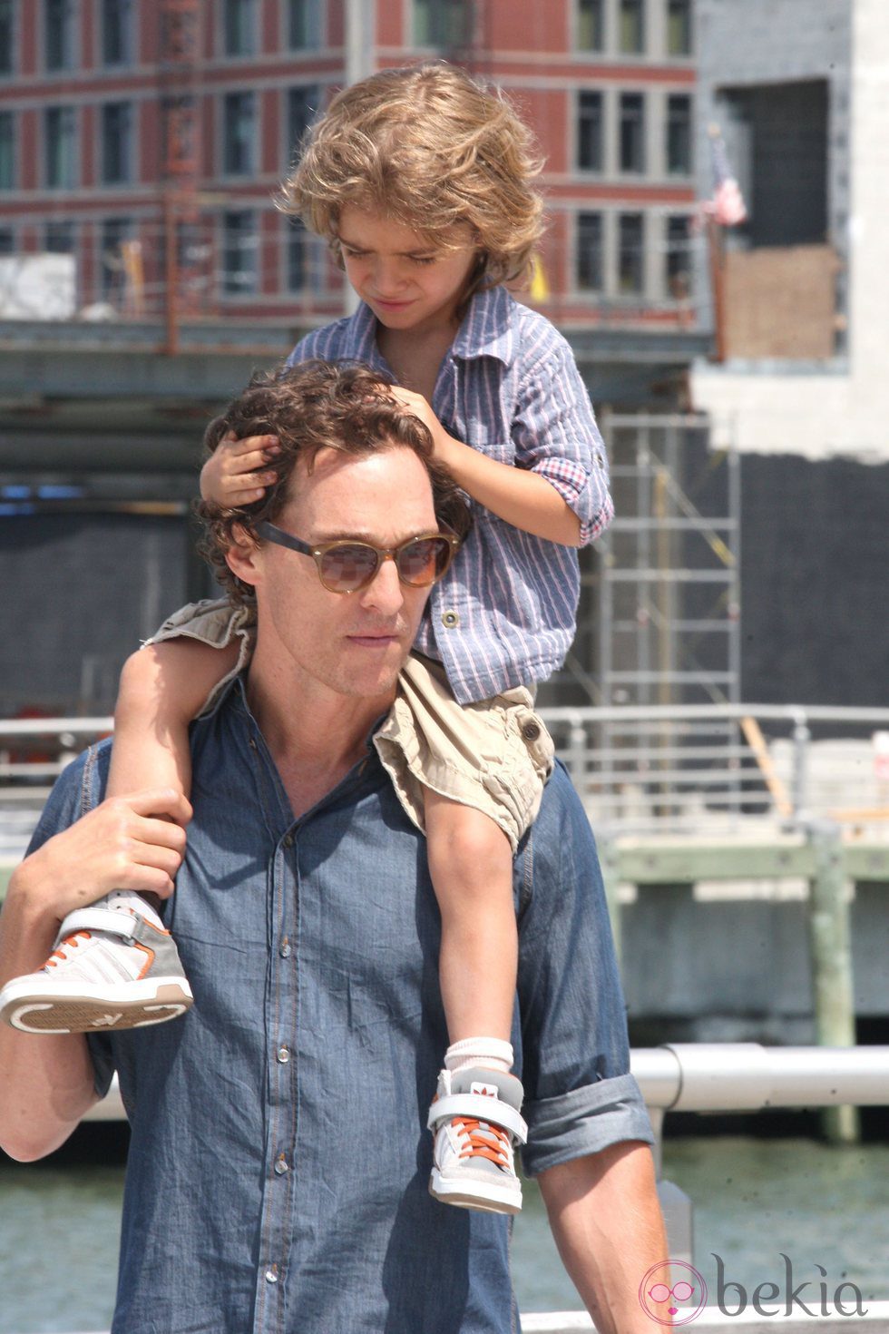 Matthew McConaughey lleva subido a su hijo Levi