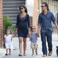 Matthew McConaughey y Camila Alves pasean con sus hijos y su perro