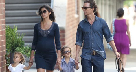 Matthew McConaughey y Camila Alves pasean con sus hijos y su perro