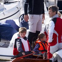 Federico de Dinamarca con sus hijos Christian e Isabel en un velero