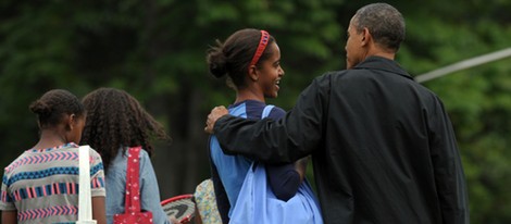Barack Obama junto a su hija Malia caminando por Camp David