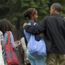 Barack Obama junto a su hija Malia caminando por Camp David