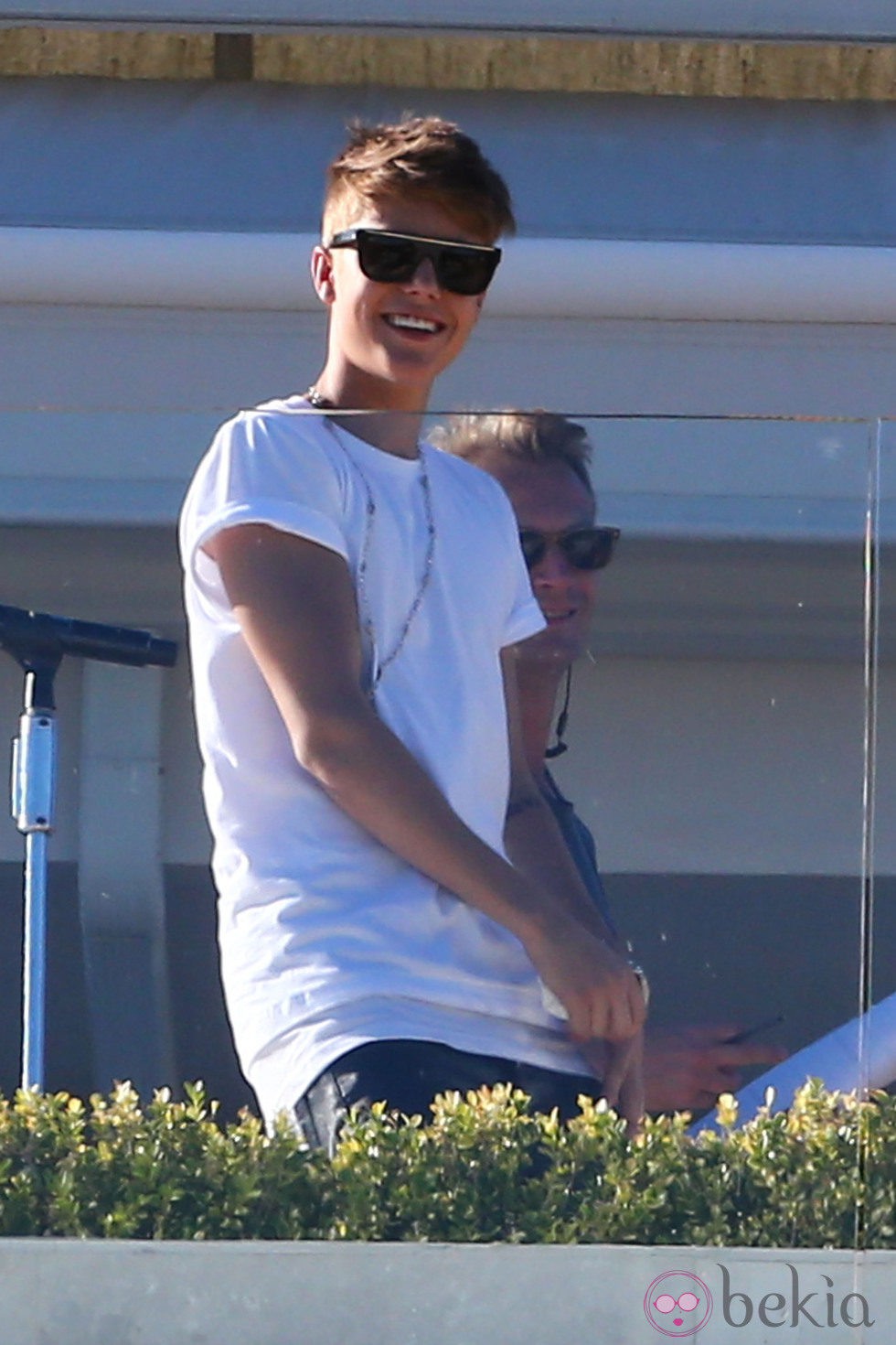 Justin Bieber sonríe a los fotógrafos durante una grabación para el programa 'X Factor' EE.UU
