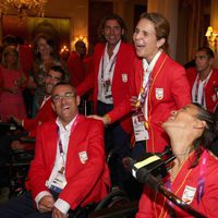 La Infanta Elena ríe junto a sus hijos y los deportistas paralímpicos en Londres 2012