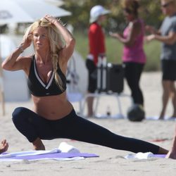 Victoria Silvstedt practicando yoga en la playa de Miami