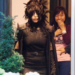 Lady Gaga vestida de cuervo en la ciudad de Helsinki