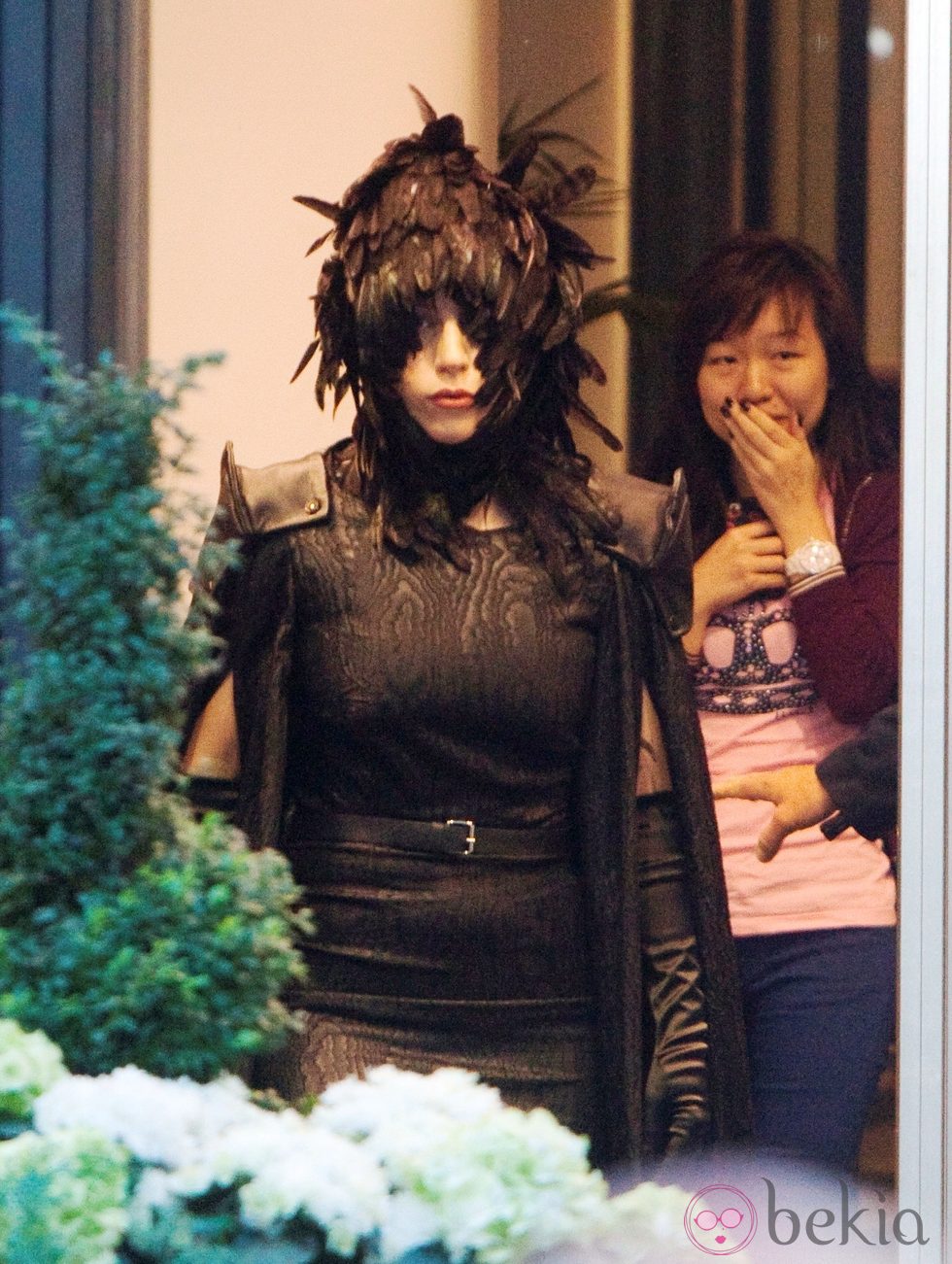 Lady Gaga vestida de cuervo en la ciudad de Helsinki