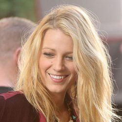 Una sonriente Blake Lively durante el rodaje de la sexta temporada de 'Gossip Girl'