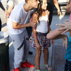 Justin Bieber se hace una foto con una de sus fans