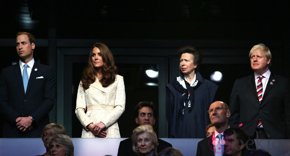 Los Duques de Cambridge, la Princesa Ana y Boris Johnson en la apertura de los Paralímpicos de Londres 2012