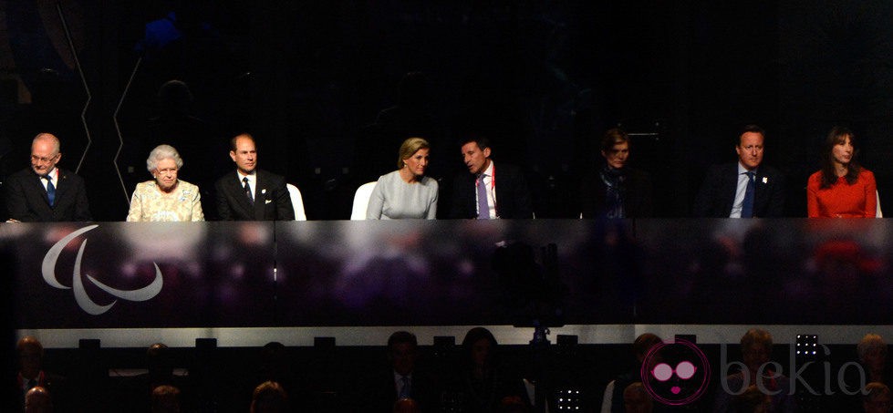 La Reina, los Condes de Wessex y David y Samantha Camaron en la apertura de los Paralímpicos de Londres 2012