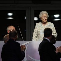 La Reina Isabel y el Príncipe Eduardo, aplaudidos en la apertura de los Juegos Paralímpicos de Londres 2012
