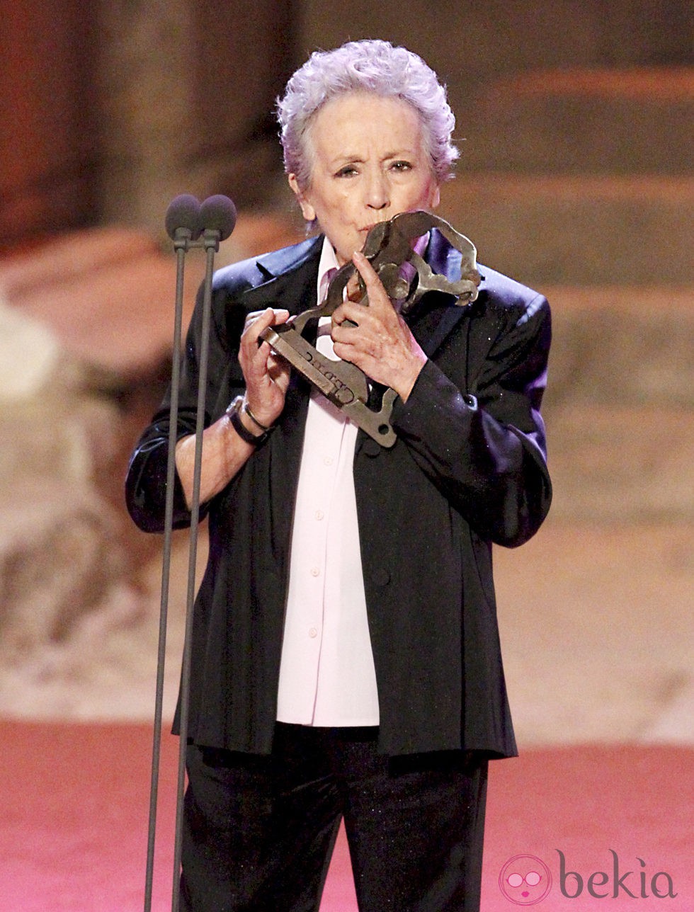 Ámparo Baró con su galardón en los Premios Ceres 2012