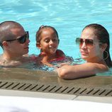 Casper Smart, Jennifer Lopez y su hija Emme disfrutan de un día de piscina