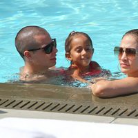 Casper Smart, Jennifer Lopez y su hija Emme disfrutan de un día de piscina