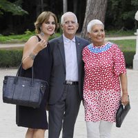 Salvador Tous y Rosa Oriol con su hija en el desfile de DELPOZO en la Fashion Week Madrid