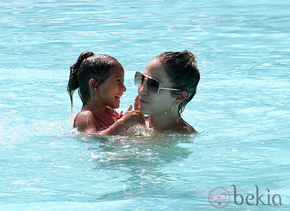Jennifer Lopez y su hija Emme disfrutan de un día de piscina