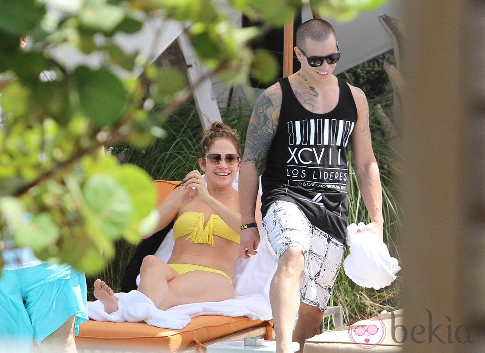 Casper Smart y Jennifer Lopez disfrutan de un día de piscina
