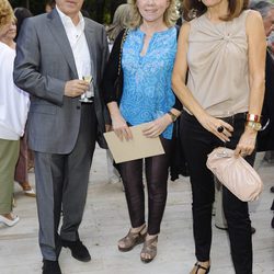 Iñaki Gabilondo, Pilar del Castillo y Lola Carretero en el desfile de DELPOZO