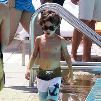 El hijo de Jennifer Lopez, Max, disfruta de un día de piscina