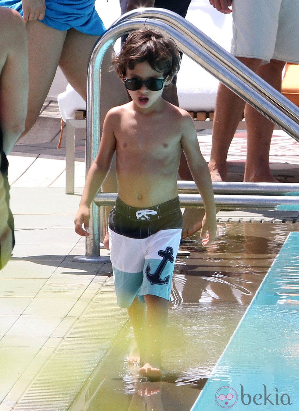 El hijo de Jennifer Lopez, Max, disfruta de un día de piscina