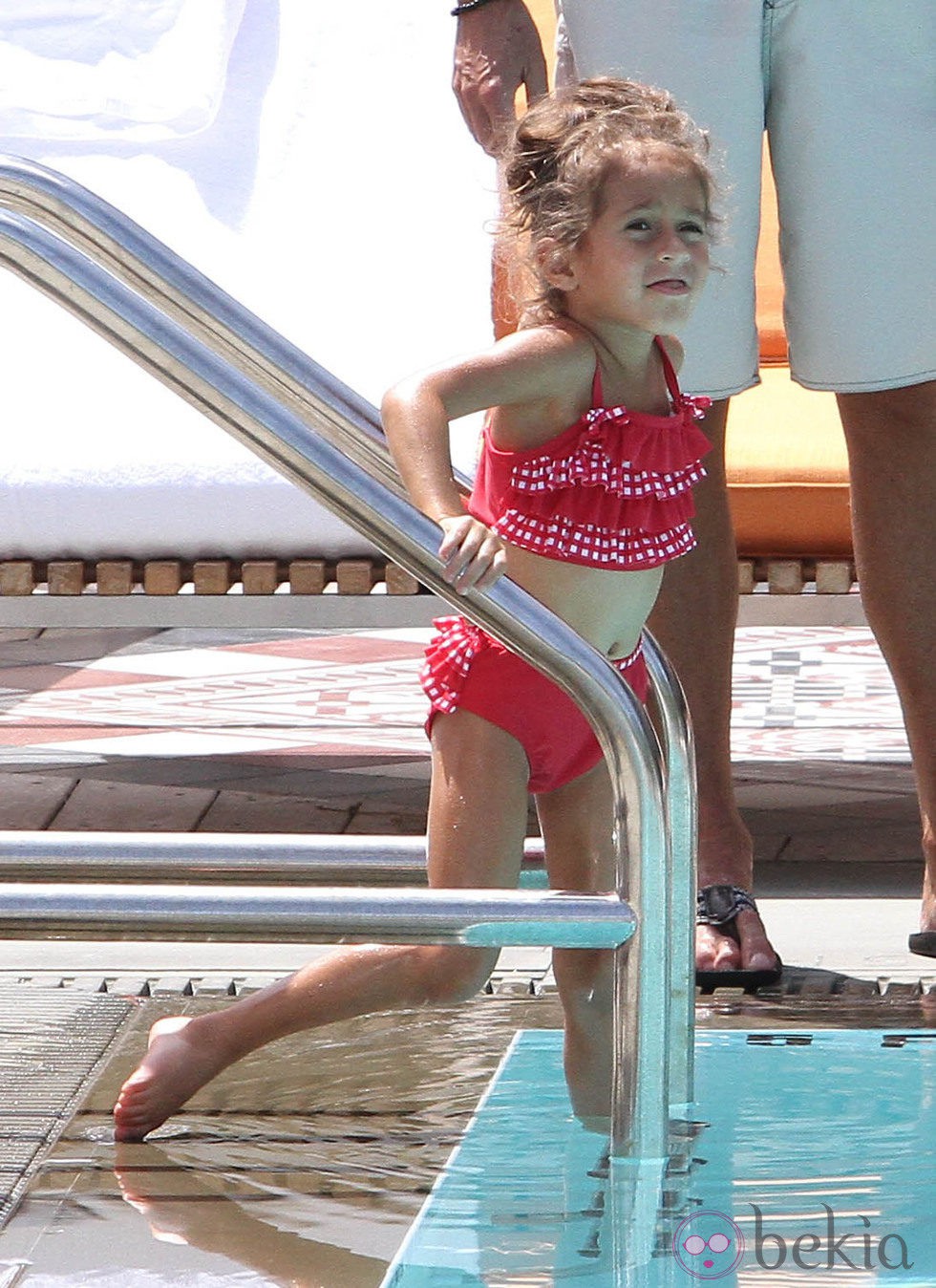 La hija de Jennifer Lopez, Emme disfruta de un día de piscina