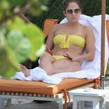 Jennifer Lopez en bikini disfrutando de un día de piscina