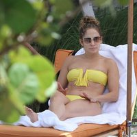 Jennifer Lopez en bikini disfrutando de un día de piscina