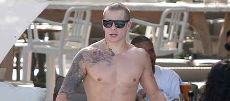 Casper Smart con el torso desnudo disfrutando de un día de piscina