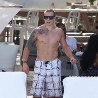 Casper Smart con el torso desnudo disfrutando de un día de piscina