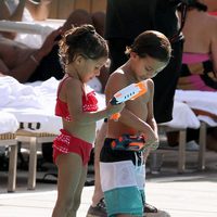 Los hijos de Jennifer Lopez y Marc Anthony, Emme y Max, disfrutando de un día de piscina