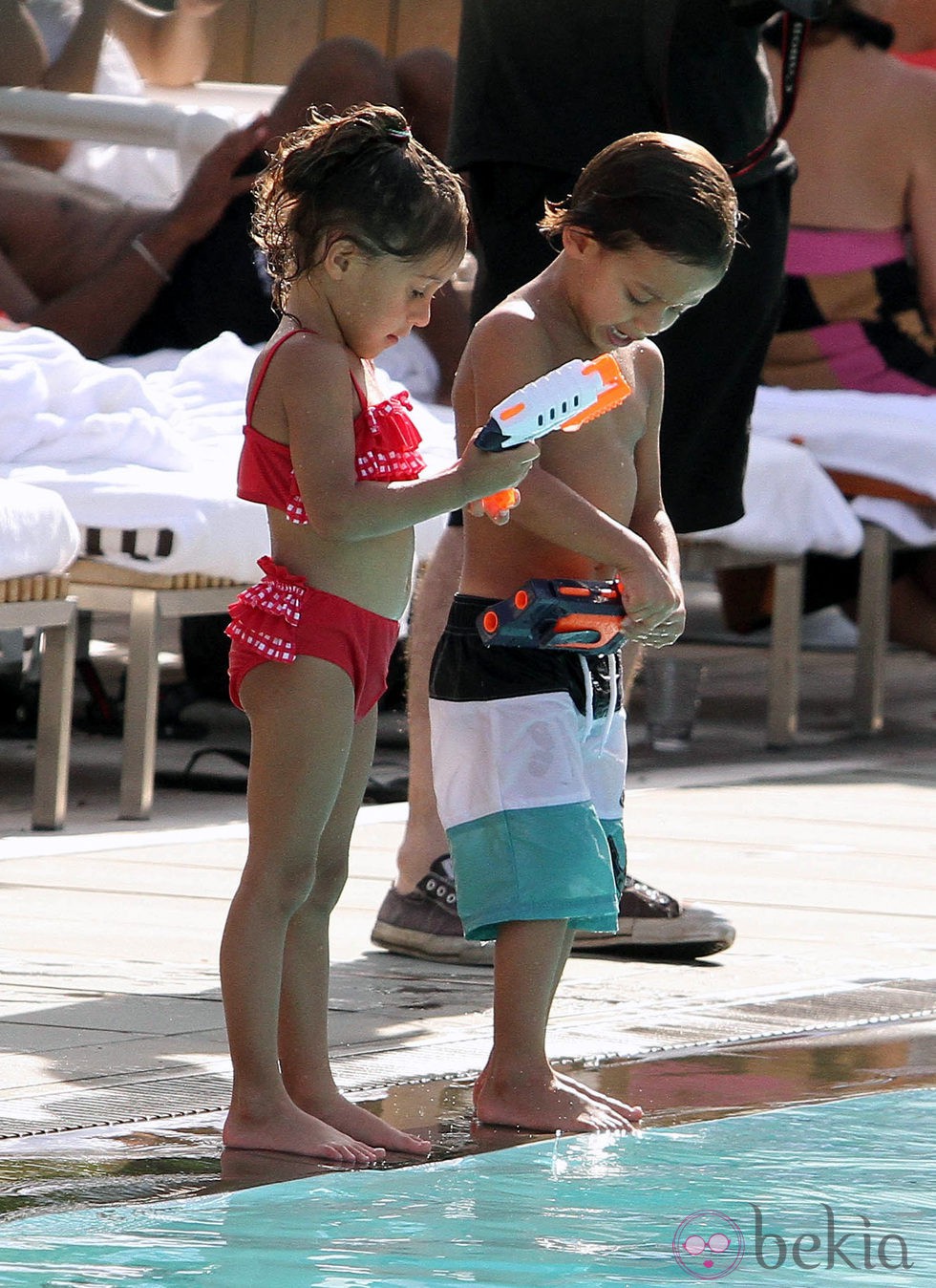 Los hijos de Jennifer Lopez y Marc Anthony, Emme y Max, disfrutando de un día de piscina