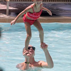 Casper Smart y Emme, la hija de Jennifer Lopez, disfrutando de un día de piscina