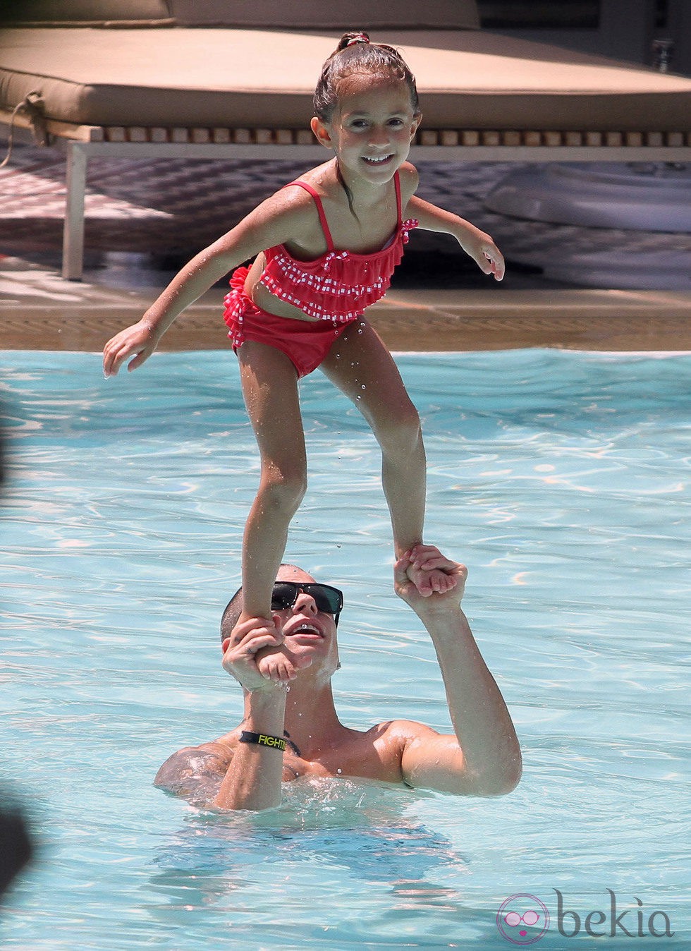 Casper Smart y Emme, la hija de Jennifer Lopez, disfrutando de un día de piscina