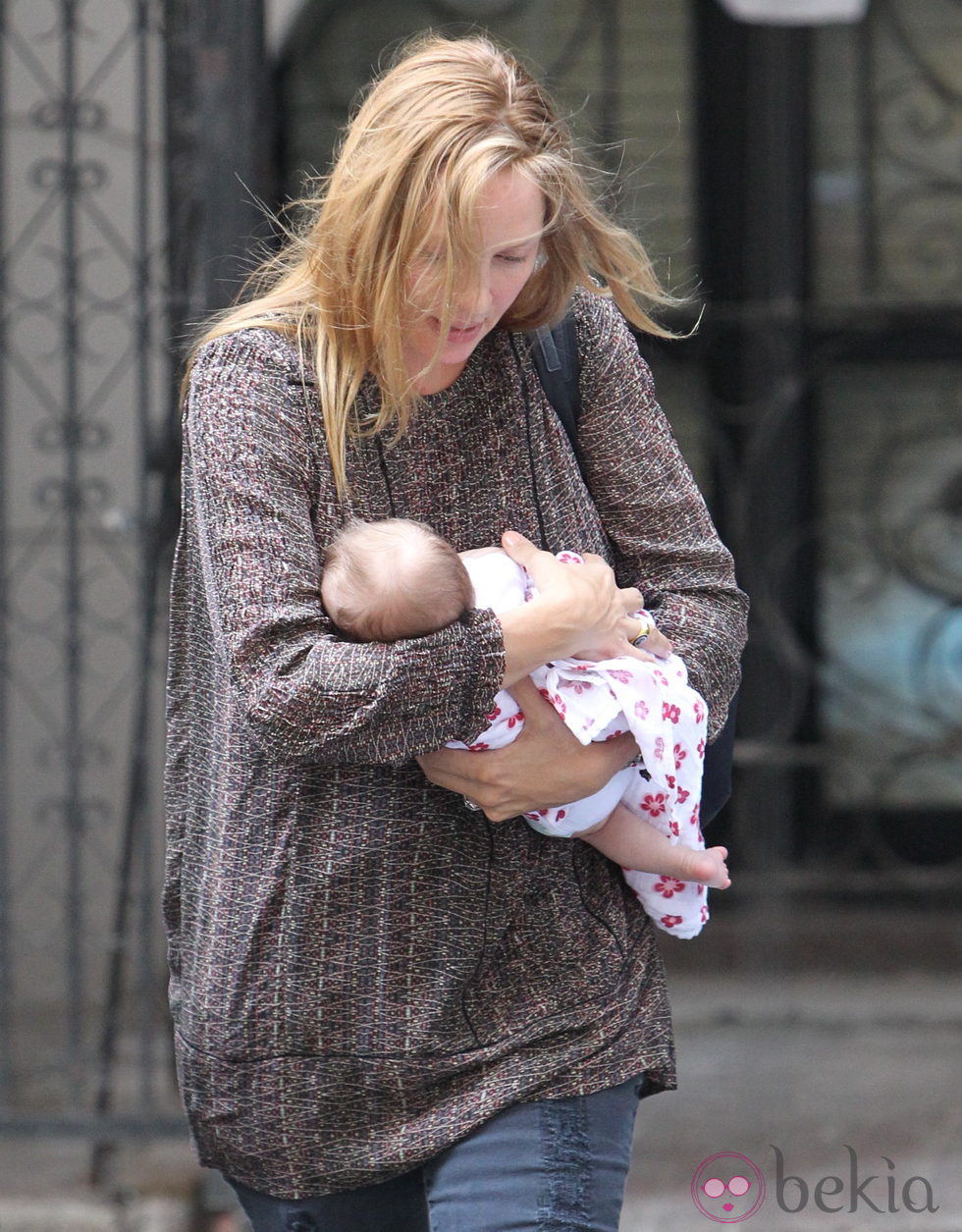 Uma Thurman paseando con su bebé en Nueva York