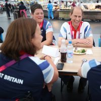 El Príncipe Eduardo come con los deportistas paralímpicos en Londres 2012