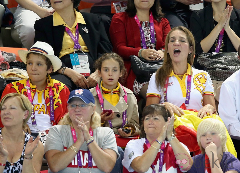 La Infanta Elena y sus hijos animan a los deportistas en los Paralímpicos de Londres 2012