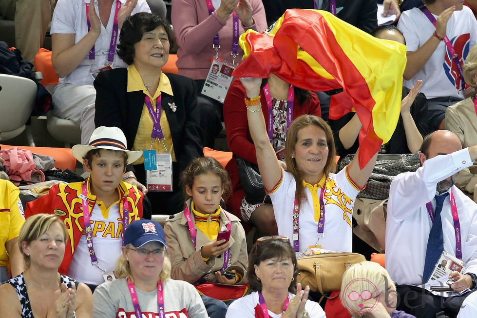 La Infanta Elena agita una bandera de España junto a sus hijos en los Paralímpicos de Londres 2012