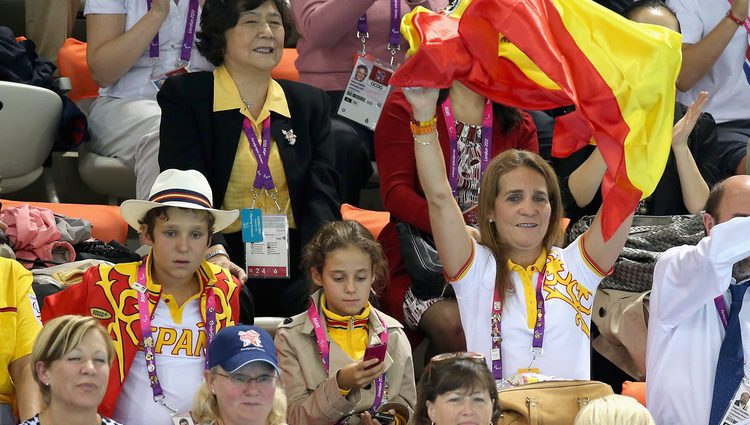 La Infanta Elena agita una bandera de España junto a sus hijos en los Paralímpicos de Londres 2012
