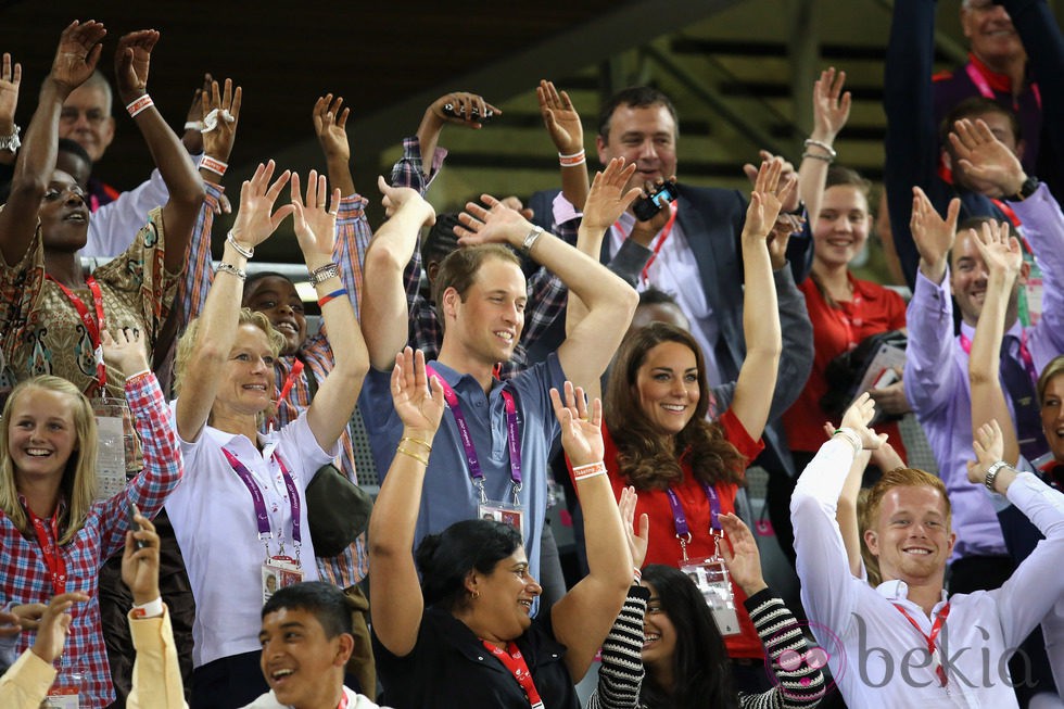 Los Duques de Cambridge hacen la ola en los Juegos Paralímpicos de Londres 2012