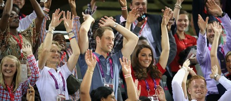 Los Duques de Cambridge hacen la ola en los Juegos Paralímpicos de Londres 2012