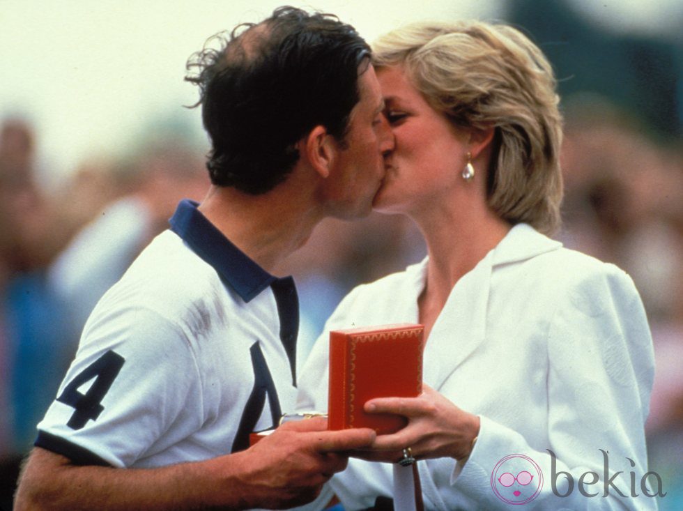 El Príncipe Carlos y Lady Di dándose un beso