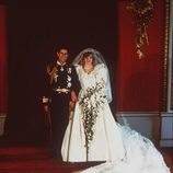 Foto oficial del Príncipe Carlos y la Princesa Diana el día de su boda