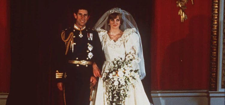 Foto oficial del Príncipe Carlos y la Princesa Diana el día de su boda
