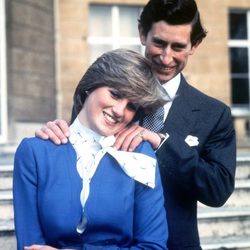 El Príncipe Carlos y Lady Di el día del anuncio de su compromiso