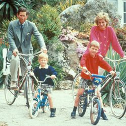 Los Príncipes Carlos y Diana con sus hijos Guillermo y Harry