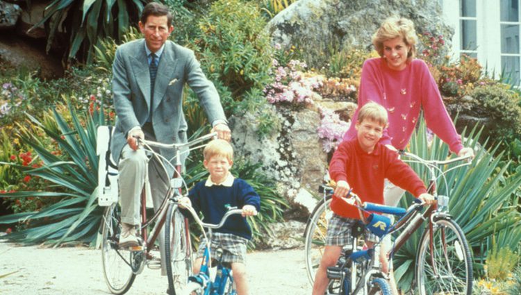 Los Príncipes Carlos y Diana con sus hijos Guillermo y Harry
