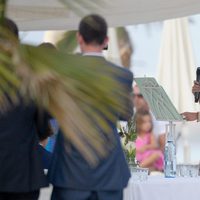 Amaia Salamanca leyendo en la boda de su hermano Mikel